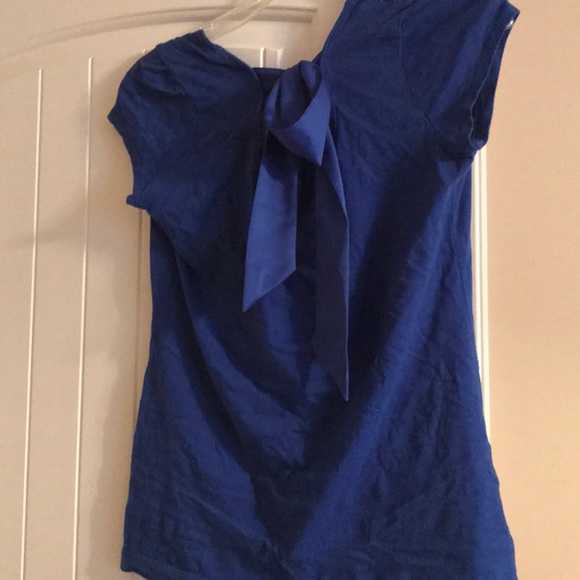 Blue shirt with floral pattern on one side - Picture 2 of 2